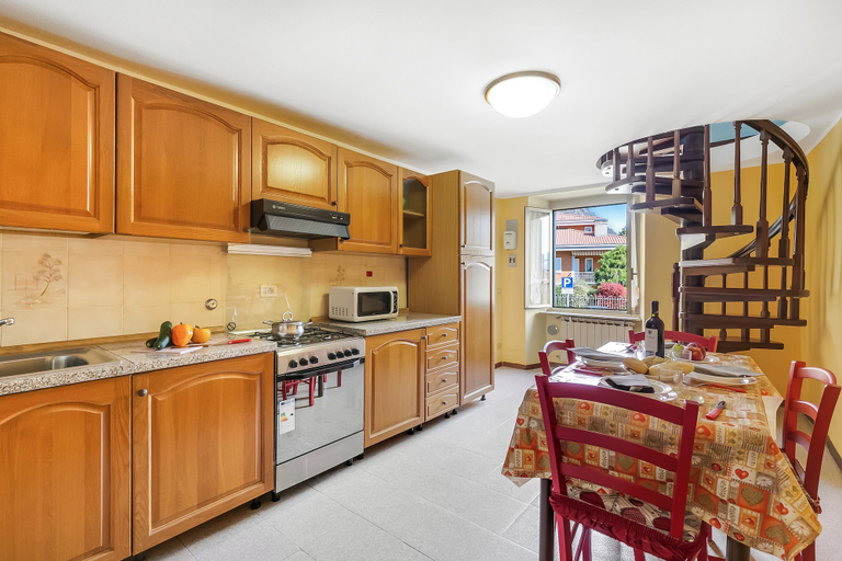 Private kitchen 3, Old Pella: 100m to Lake Orta, Terrace and Views, Novara
