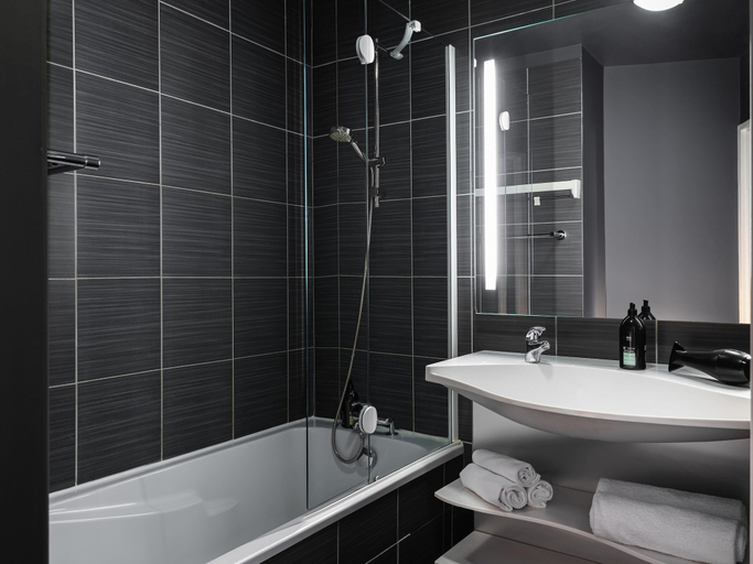 Bathroom 5, Aparthotel Adagio Paris Montrouge, Hauts-de-Seine