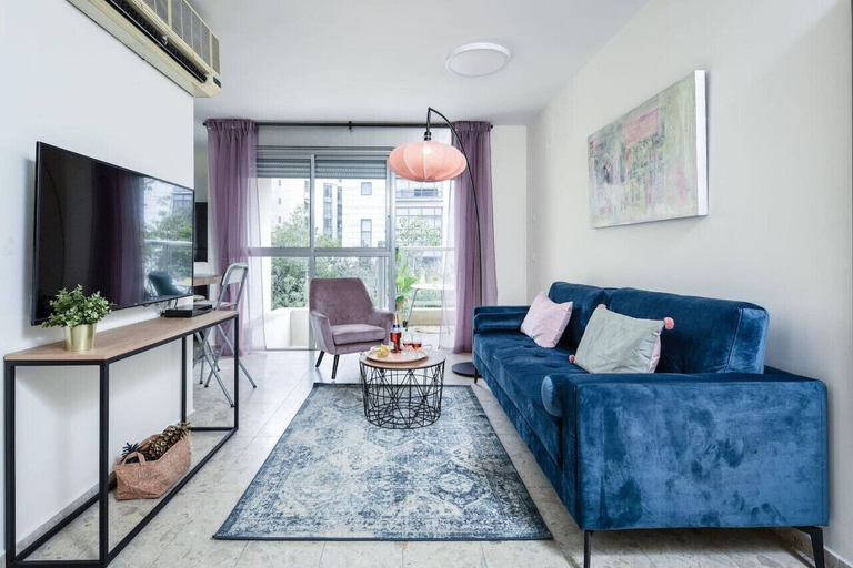 Others 5, MAMAD - Apt with Balcony In the Heart of TLV