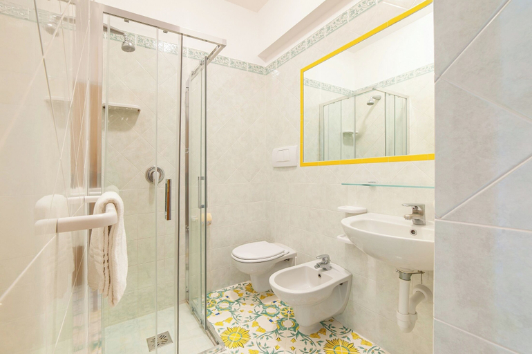 Bathroom 5, Resort Terme La Pergola, Napoli