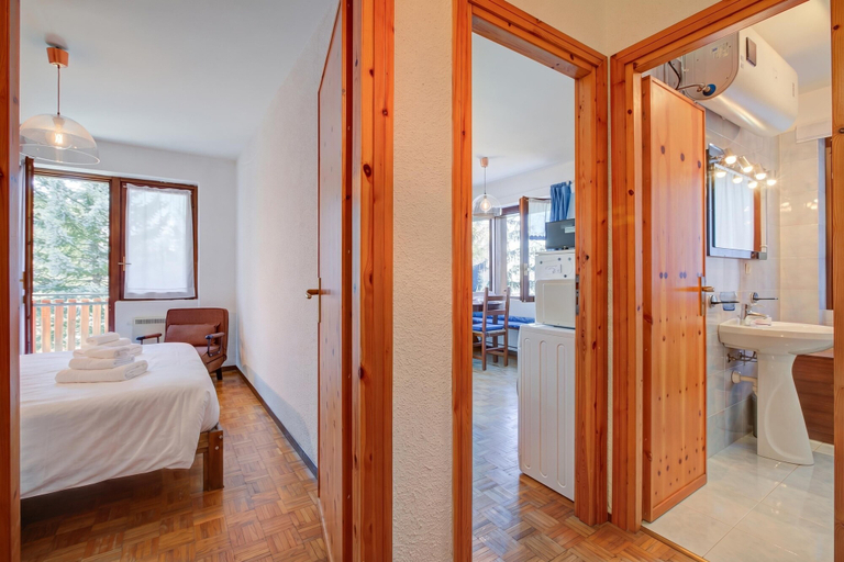 Room 2, Appartamento Il Rio - 8min Walk to Sportinia Lift, Torino