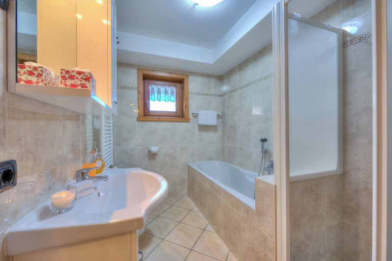 Bathroom 5, Chalet Sciachilo’ Ski In-Ski Out 10m, Sondrio