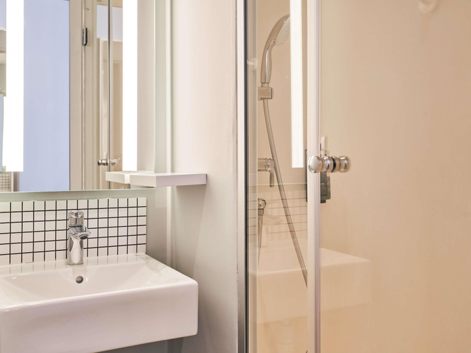 Bathroom 4, ibis budget Saint Maurice, Val-de-Marne