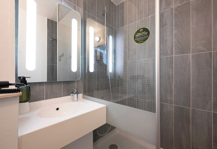 Bathroom 4, B&B Hotel Bordeaux Mérignac Cadera Aéroport, Gironde