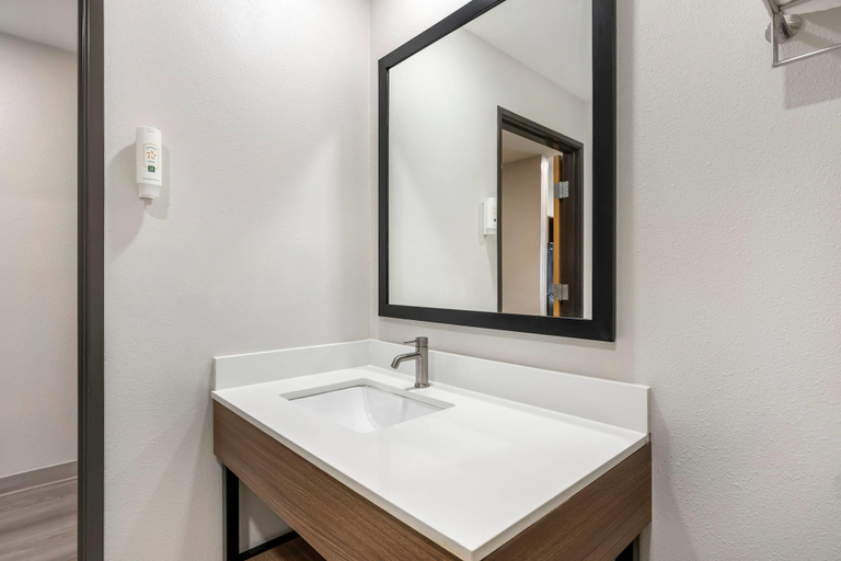 Bathroom 5, Quality Inn Midland South, Midland
