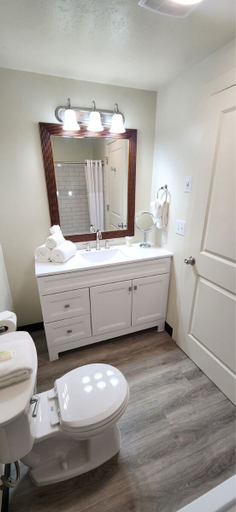 Bathroom 3, New Western Inn & Suites, Millard