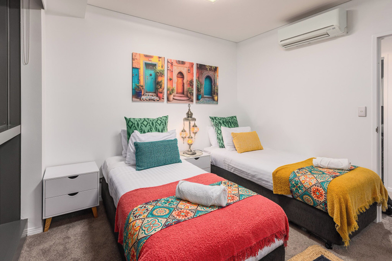 Room 2, Arabian Nights-Level 60-Meriton Suites, Brisbane