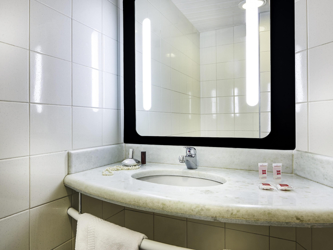 Bathroom 4, Ibis Taubate, Taubaté
