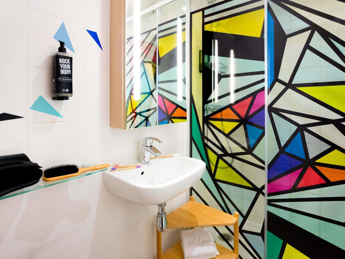 Bathroom 5, ibis Styles Paris Maine Montparnasse, Paris