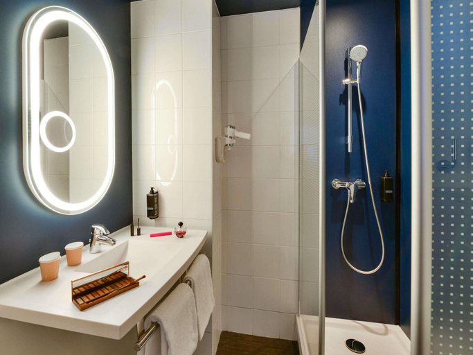 Bathroom 4, Ibis Paris Gare de l'Est 10ème, Paris