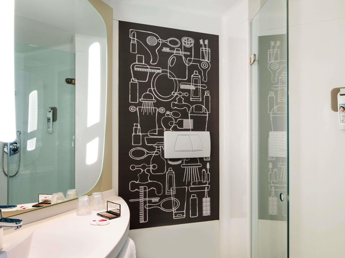 Bathroom 5, ibis Paris Saint-Denis Stade Sud, Seine-Saint-Denis