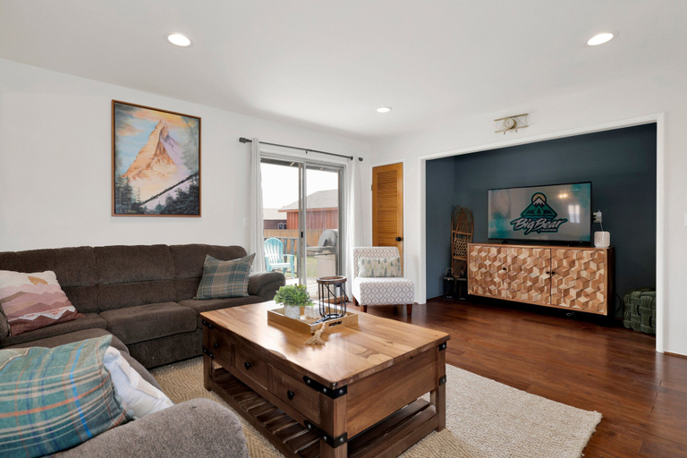 Living area 3, Big Bear Bungalow #643, San Bernardino