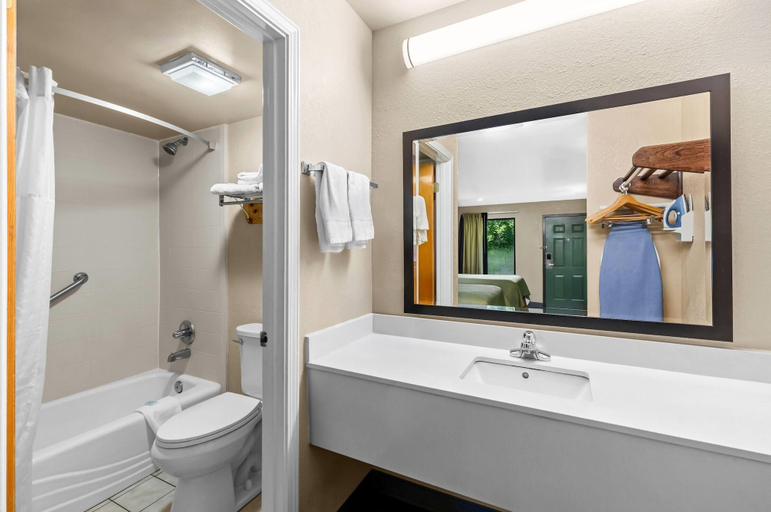 Bathroom 4, Super 8 by Wyndham Acworth/Atlanta Area, Cobb