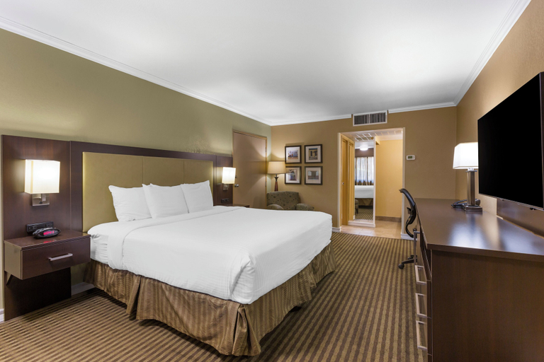 Bedroom 4, Royal Sun Hotel & Suites, Pima