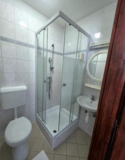 Bathroom 3, Sempre Etterem Es Panzio, Székesfehérvár
