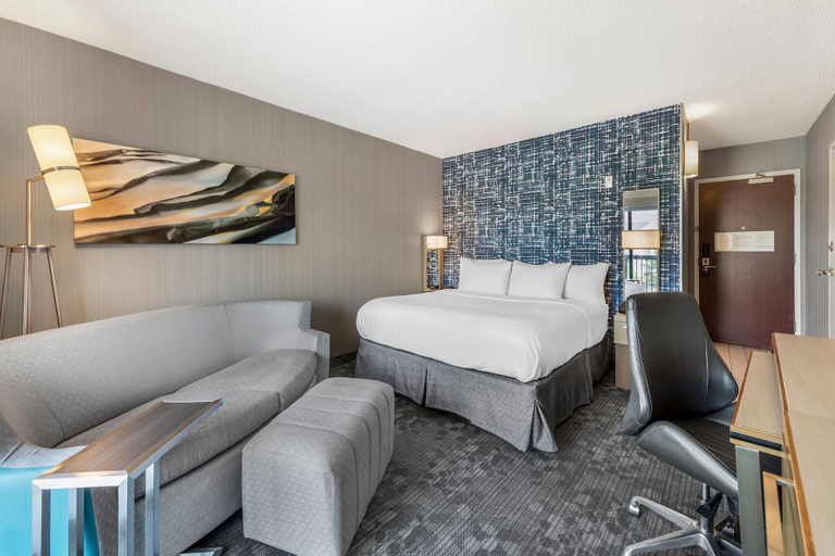 Bedroom 3, Comfort Inn & Suites Bethlehem Lehigh Valley Airport, Lehigh