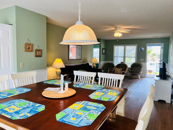 Interior 5, Tradewinds 4 Bedroom Home by RedAwning, Brunswick
