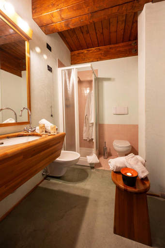 Bathroom 4, Hotel La Mirandola, Trento