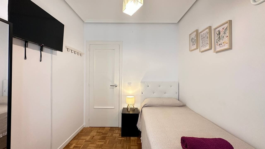 Bedroom 2, Habitaciones en Ferrocarril, Madrid