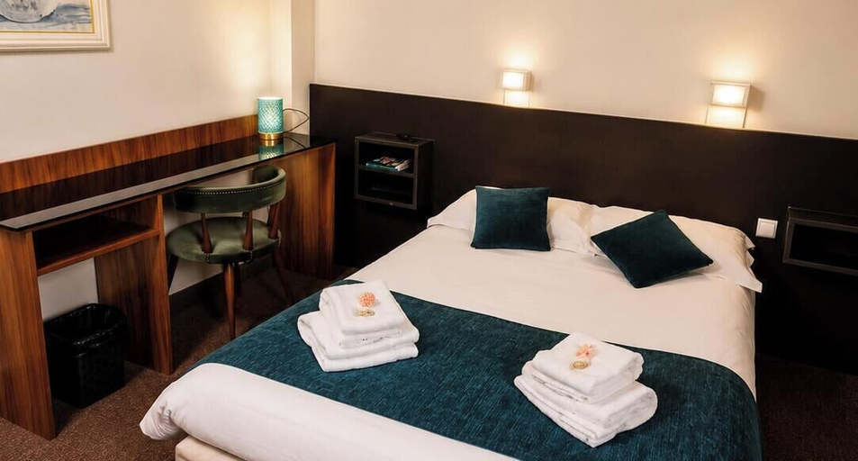 Bedroom 4, Le Lion d'Or, Lot