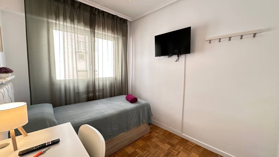 Bedroom 4, Habitaciones en Ferrocarril, Madrid