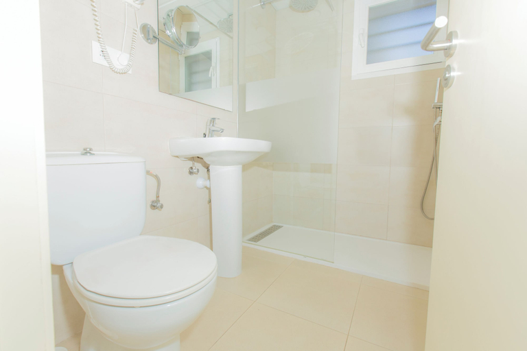 Bathroom 5, Aparthotel Flora, Baleares