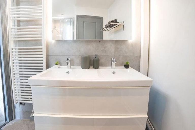 Bathroom 5, Horizon House, Paris