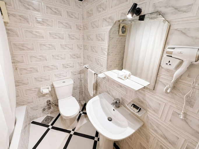 Bathroom 4, Karnak Hotel Luxor, Luxor