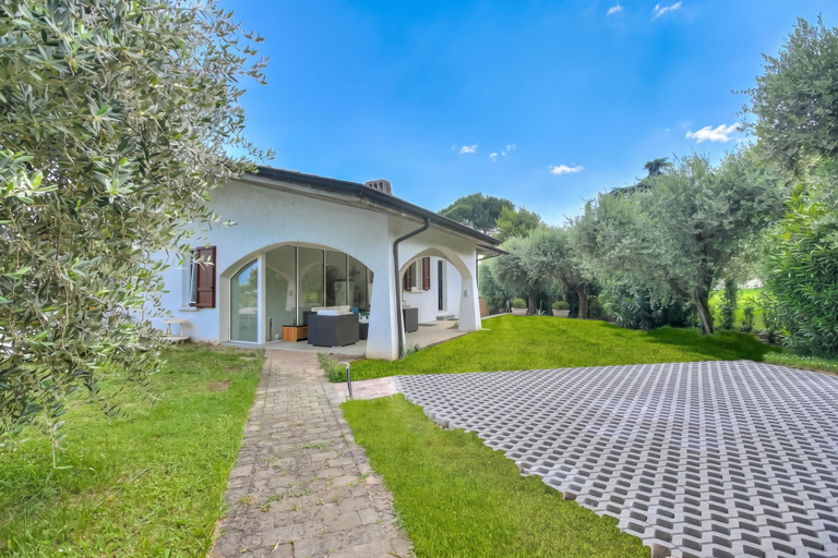 Exterior, Villa Ulivi private Pool & Lake View, Brescia