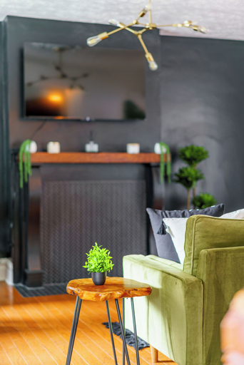 Living area 4, Jungle House Boutique Suites – Short North & Convention Center, Franklin