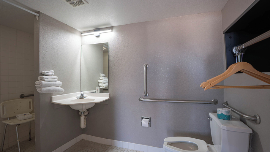 Bathroom 4, Motel 6 Rochester, MN, Olmsted