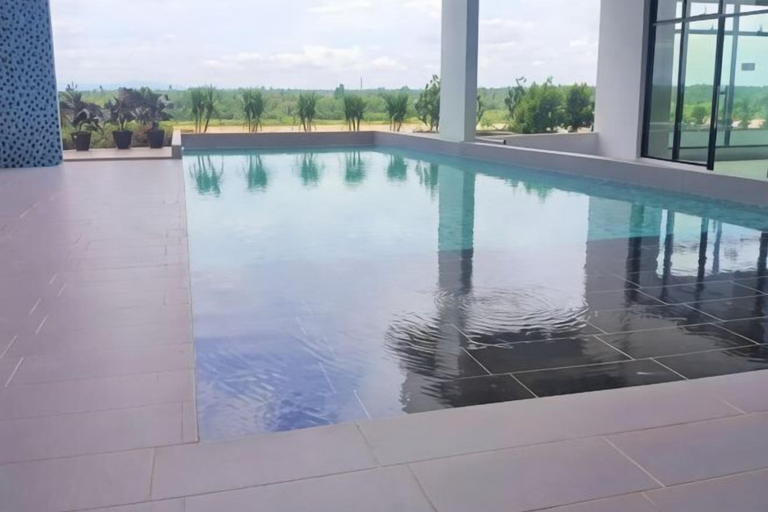 Outdoor pool 5, RiverView 8Pax 3Br in KBtown PS4, Netflix A-1-2, Kota Bharu