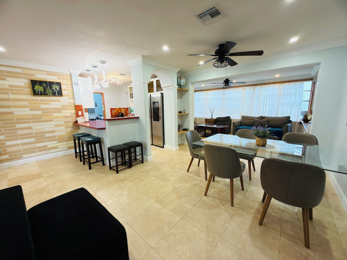 Food & Drinks, The Sun Gardens Villa, Miami-Dade
