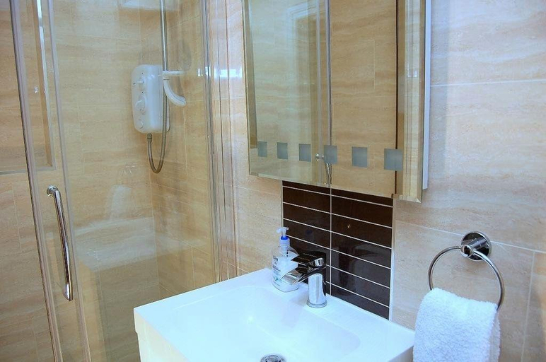 Bathroom 3, London Plus Heathrow B & B, London