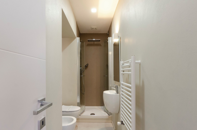 Bathroom 4, JOIVY Spacious Family Apt For 4, In Carignano, Genoa, Genova