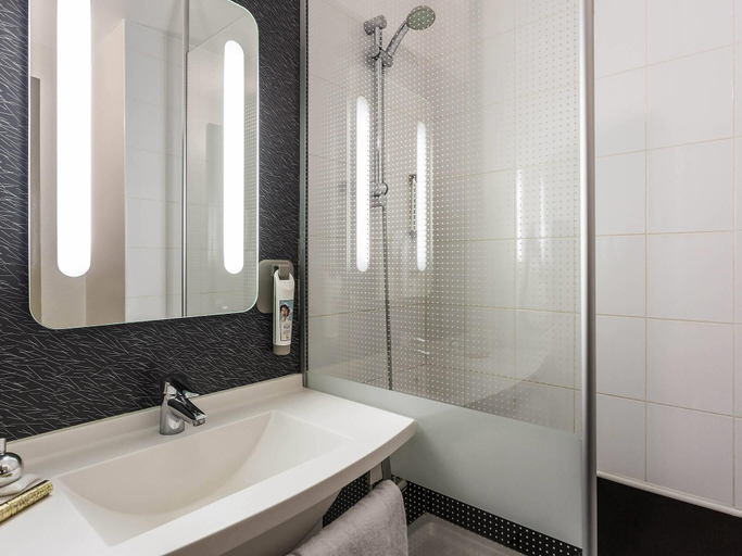 Bathroom 3, ibis Thonon Evian, Haute-Savoie
