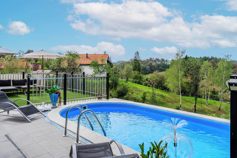Private pool 4, Riverside House With Pool and Hot Tub, Ozalj