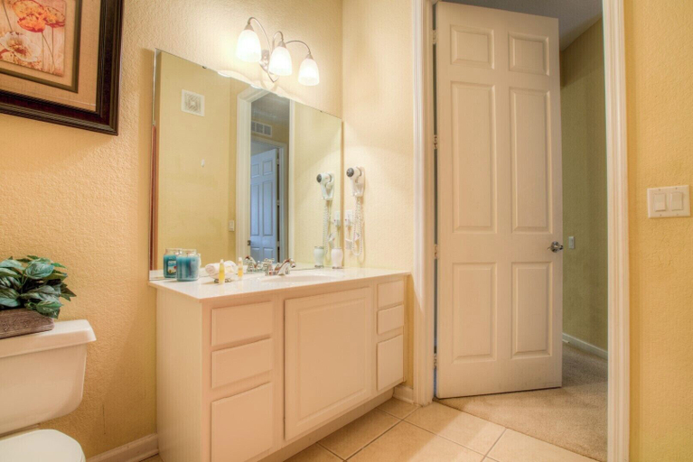 Bathroom, Holiday Getaway, Orange