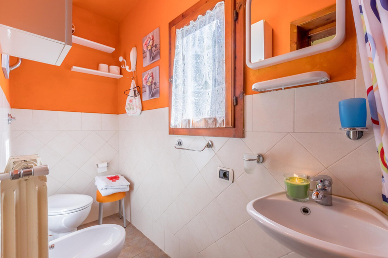 Bathroom 3, Casale Geniva, Lucca