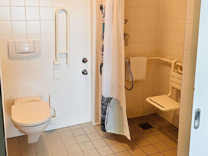 Bathroom 5, ibis Berlin Spandau, Berlin