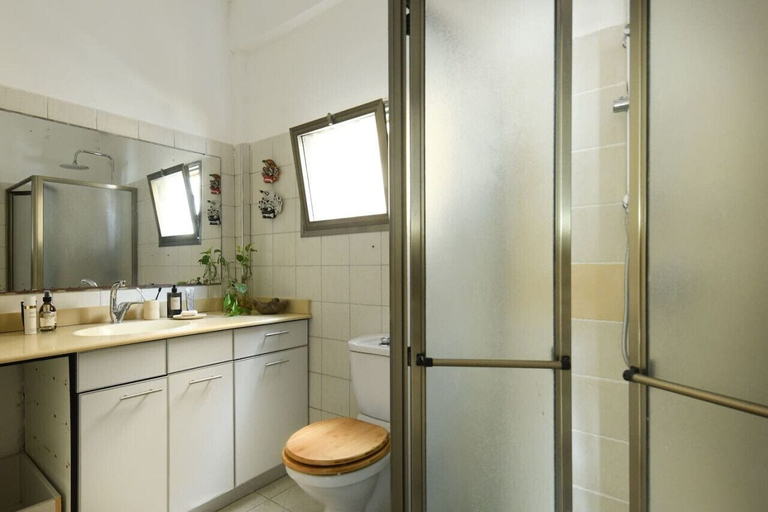 Bathroom 3, Stylish 2-Bedroom Green Oasis