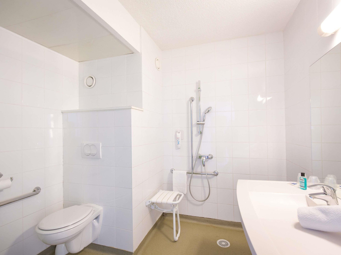 Bathroom 4, ibis budget Fréjus Saint-Raphaël Centre et Plage, Var