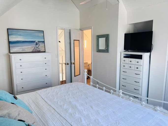 Room 2, Holden Time 3 Br home by RedAwning, Brunswick