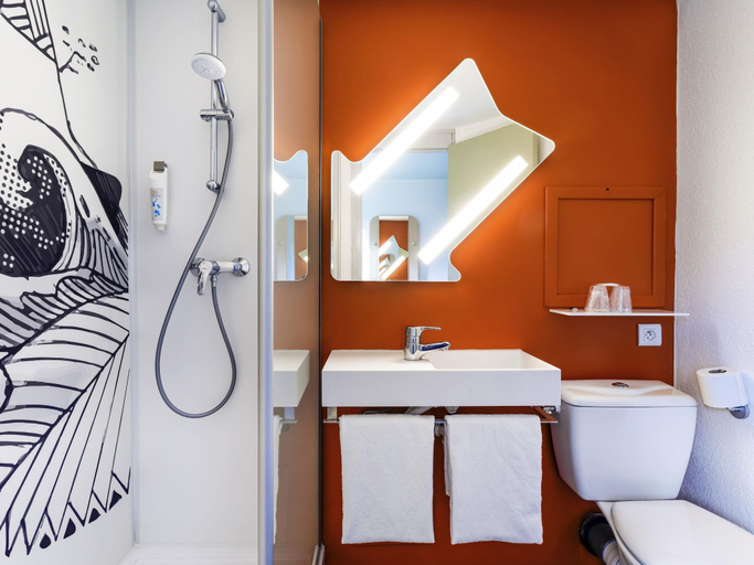 Bathroom 3, ibis budget Lorient Caudan, Morbihan