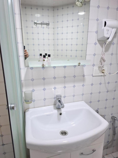 Bathroom 3, Noah Apartment, Tbilisi