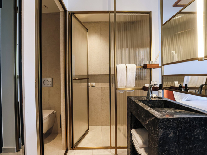 Bathroom 4, The Nines