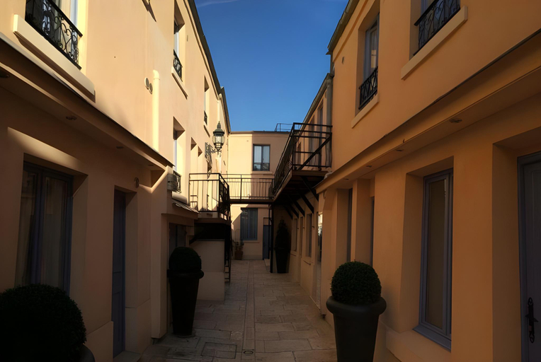 Exterior & Views