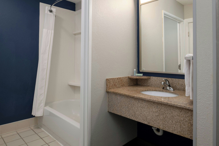 Bathroom 4, Courtyard by Marriott Shreveport Airport, Caddo
