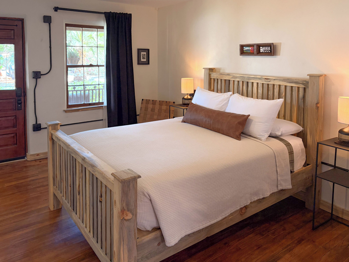 Bedroom 2, Hoosier Hot Springs & Inn, Sierra