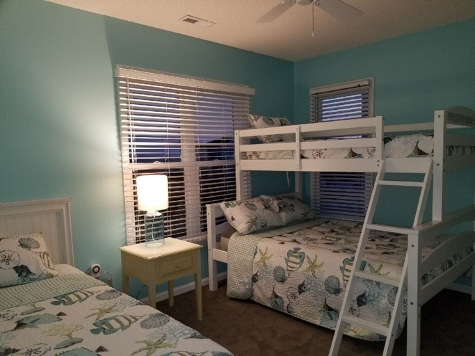 Room 2, Tailslide Inn 4 Bedroom Home by RedAwning, Brunswick